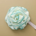 Rose-shaped bath sponge in beige and sea green mesh with a practical hanging strap - Ribbon Style / Light Green
