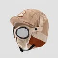 Detail der Kinder-Fliegermütze mit Fliegerbrille und Astronauten-Aufnäher in Khaki - 4-6 Jahre / Khaki
