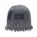 Berretto in maglia grigia invecchiata con toppe in denim e cuciture a taglio vivo moda - M (56-58cm) / Grigio