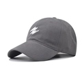 Dettaglio del ricamo 3D e della trama in cotone su un berretto da baseball grigio - Regolabile / Swag 777 Grigio Leopardo