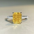 Vista macro dell'anello con gemma gialla taglio Radiant e pavé di diamanti laterali - US 5 / Zirconia Gialla