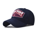 Dettaglio ravvicinato del ricamo vintage NEW YORK su un cappellino in cotone blu - Regolabile / Blu navy