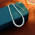 Detalle de pulsera de perlas y plata con cierre de langosta en una caja de joyería - Pulsera de Plata con Plata Fragmentada y Perlas