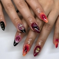 Lange Stiletto Kunstnägel mit rotem Ombre, Metallkreuz und 3D Rosen-Anhängern - 3D Metall Rose Kreuz Gradient Stil (JP3563)