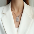 Collana minimalista argentata con ciondolo lettera B, catena a sfere e chiusura su una modella - 42+5cm / Argento (P1018)