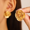 Pendientes de rosa dorada vintage con pétalos 3D y acabado metálico mate elegante - Estilo Rosa 3D Oro Mate (0936)