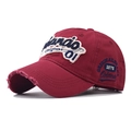 Dettaglio di un cappellino da baseball rosso scuro vintage con ricamo Orlando e usura - Regolabile / Borgogna