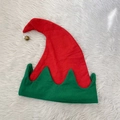 Detalle del gorro de elfo en fieltro rojo y verde con cascabel dorado sobre piel - Con cascabel / Sombrero de elfo rojo y verde