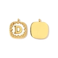 Gedetailleerde macro-opname van 14k gouden vierkante hanger met letter en schelpinleg - Letter D