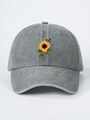 Détail de la broderie tournesol et papillon sur une casquette vintage en coton délavé gris - Taille unique / Gris