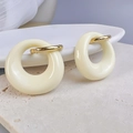 Dettaglio di orecchini a cerchio ovali in resina crema con chiusura in metallo dorato - Oro-Beige
