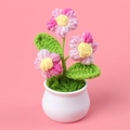 Primer plano de maceta de ganchillo hecha a mano con flores rosas y amarillas en jarrón blanco - Degradado Rosa Fucsia