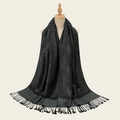 Eleganter schwarzer Paisley-Jacquardschal mit Quasten auf einer Holzpuppe gezeigt - Schwarz