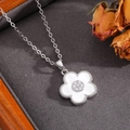 Détail du pendentif fleur en nacre blanche serti de pierres de zircone brillantes - Collier Fleur à Cinq Pétales Argenté avec Nacre Blanche (T024)