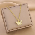 Elegante collar de acero de titanio dorado con colgante de mariposa de circonitas - Dorado