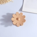 Detalle de una pinza para el cabello de flor nude mate con diseño minimalista de pétalos - Café Claro Mate