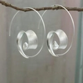 Boucles d'oreilles créoles spirales géométriques argentées avec finition mate texturée - Cerceau Spirale Argenté
