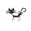 Dettaglio spilla a forma di gatto in smalto blu scuro con occhi verdi e strass lucidi - Blu Scuro