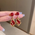 Detailansicht eines goldenen Vintage-Ohrrings mit rotem rechteckigem Edelstein - Quadratische Wassertropfen-Ohrhänger (4886851080020) / Rot