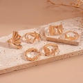 Set di 6 anelli dorati con conchiglie e stelle marine su sfondo di pietra - Oro (Set di 6)