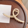 Elegant gold metal shark hair clip with white pearls in a twisted luxury design - Ribbon-Pearl - 11.5cm
