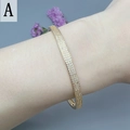 Dettaglio di un bracciale dorato con quattro file di zirconi bianchi incastonati a pavé - Stile di Chiusura Completamente Intarsiato a Quattro File (A)