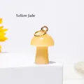 Mini ciondolo a forma di fungo in giada gialla con un anello in metallo dorato - Topazio