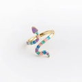 Détail macro d'une bague serpent dorée avec émail multicolore et anneau réglable ouvert - Ouvert Réglable / Serpent Multicolore