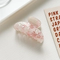 Detailaufnahme einer kleinen rosa Marmor-Haarklammer aus Acetat auf weißem Grund - Rosa