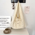 Détail du sac à bandoulière en velours côtelé avec imprimé fleuri, nœud et étiquette tissée - Beige