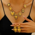 Religiöses Herz-Anhänger-Halsketten und Ohrring-Set mit geprägtem Gold-Finish - Halskette Und Ohrringe (0457+2965) / Altgold
