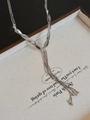 Détail du collier à plusieurs rangs en maille serpent argentée avec perles pendantes - Argenté