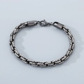 Dettaglio del bracciale a catena intrecciata in acciaio al titanio con chiusura a moschettone - Nero Bollito (KB203612-ZCG)