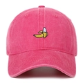 Détail de la broderie banane jaune sur une casquette en coton lavé rose rouge - Rose rouge