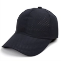 Detail der schwarzen Baseballkappe mit lasergeschnittenem Mesh und schnelltrocknendem Stoff - Marineblau