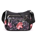 Borsa a tracolla in nylon nero con stampa di foglie d'acero rosa e zip dorate - Motivo Acero Rosa