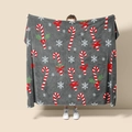 Detalle de manta navideña de franela gris con estampados de bastones de caramelo y nieve - Estilo 36 (Bastón de caramelo gris de Navidad)