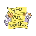 Spilla smaltata con striscione giallo 'you are worthy' e decorazioni floreali viola - Striscione Giallo Slogan (XZ7952)
