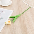 Tulipe artificielle jaune et orange dégradé sur une table en bois rustique - Champagne