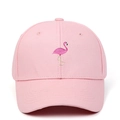 Detailaufnahme der rosa Baumwollkappe mit Flamingo-Stickerei und sechs-Panel-Struktur - Rosa