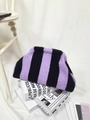 Pochette a nuvola in peluche a righe viola e nere con morbida ecopelliccia dal design trendy - Borsa a mano in peluche / Peluche a righe viola e nero