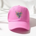 Dettaglio del cappellino in cotone rosa con stampa a cuore composta da farfalle colorate - Rosa brillante