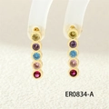 Detalle de pendientes largos con cinco circonitas de colores talladas en base dorada - Estilo de Gota Vertical de 5 Piedras (ER0834-A)