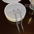 Eleganti orecchini a fiocco in argento S925 con lunghe nappe scintillanti in finitura argento - Tripla Frangia con Fiocco Tutto Diamanti Argento (E0388 Argento)