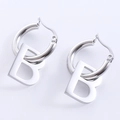 Set di tre orecchini in acciaio inossidabile con pendenti a lettera B e cerchi lucidi - Stile Liscio Lucido (Larghezza 12mm Altezza 32mm) / Color Acciaio