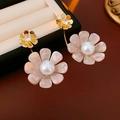 Dettaglio orecchino a fiore con petali in resina, perla bianca e stelo dorato lucido - Rosa (Perno per orecchino in argento)