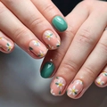 Grüne und floralen Gänseblümchen-Nägel zum Aufkleben in ovaler Form mit Glanz-Finish - Grünes Gänseblümchen-Design (JP1488)