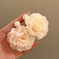 Detalle de pendientes grandes de flores de tela crema con pétalos de gran textura - Perno de plata-Blanco