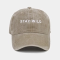 Détail de la broderie blanche 'STAY WILD' sur une casquette de baseball en coton délavé - Réglable / Kaki
