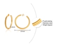 Dettaglio di orecchini a cerchio da 47mm in acciaio placcato oro IP con finitura spazzolata - 47MM / Oro